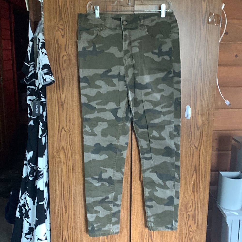🔥5/20🔥 Dip Green Camo Pants Sz 13